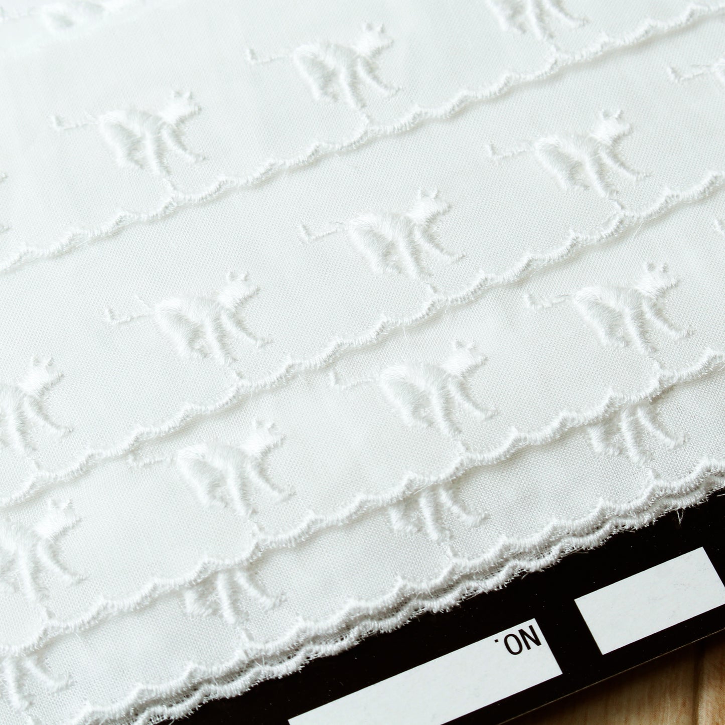 綿レース ねこ柄 白 14m巻 CL1372-00(着地)