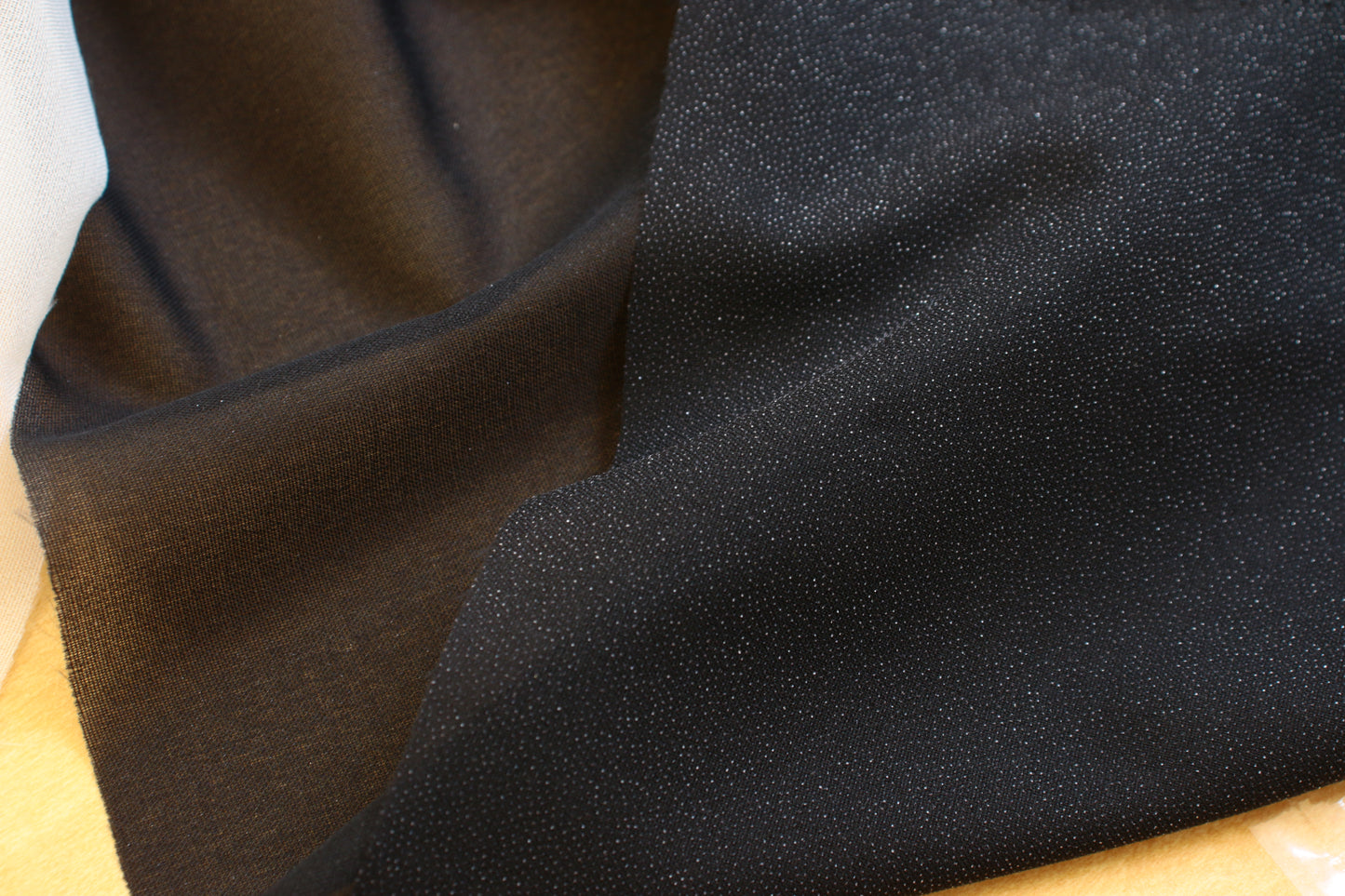 オルヌマンWF織物接着芯シリーズ｜やわらか・ふつう 白/黒（30W／30B／50N-W／50N-B）