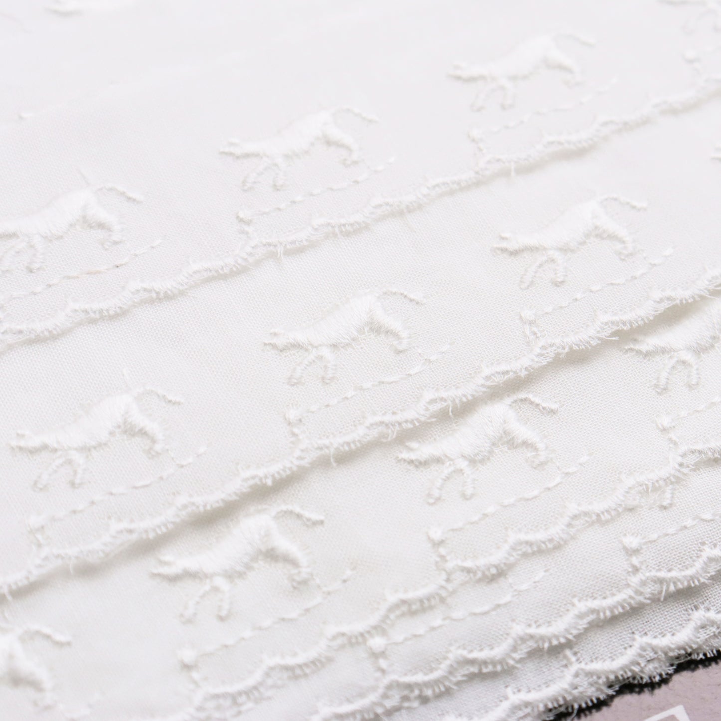 綿レース ねこ柄 白 14ｍ巻 CL1371-00（歩く）