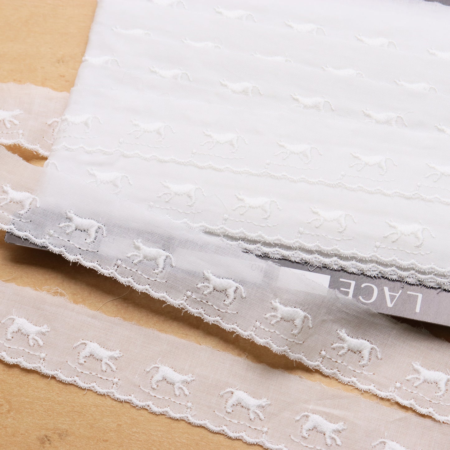 綿レース ねこ柄 白 14ｍ巻 CL1371-00（歩く）