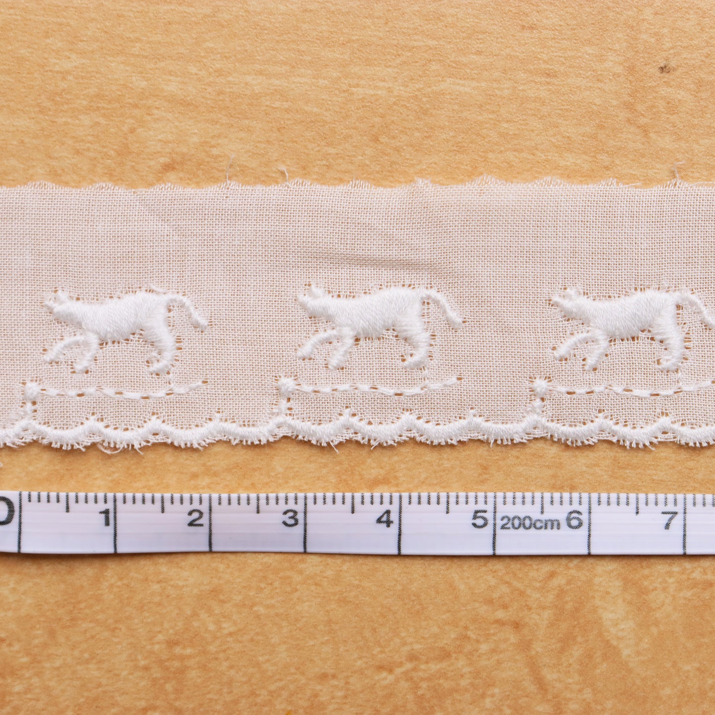 綿レース ねこ柄 白 14ｍ巻 CL1371-00（歩く）