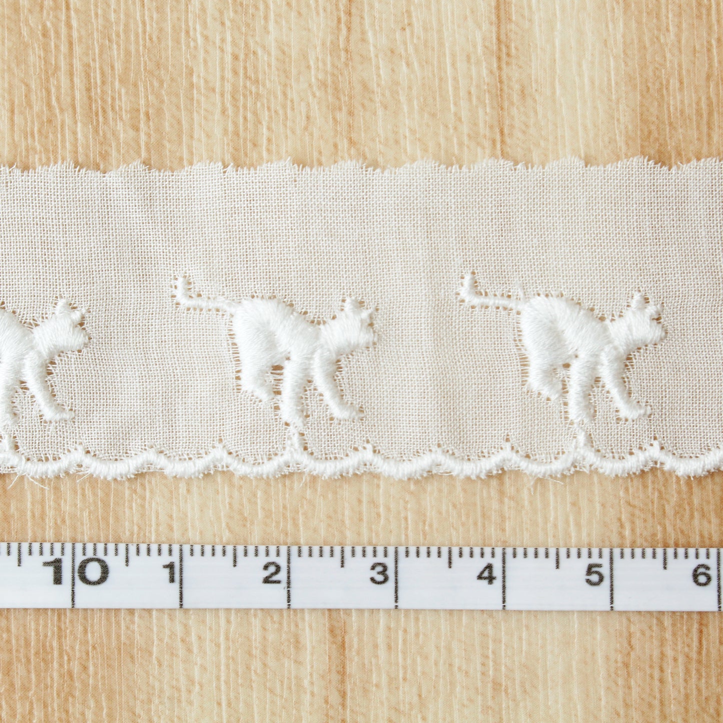 綿レース ねこ柄 白 14ｍ巻 CL1372-00（着地）