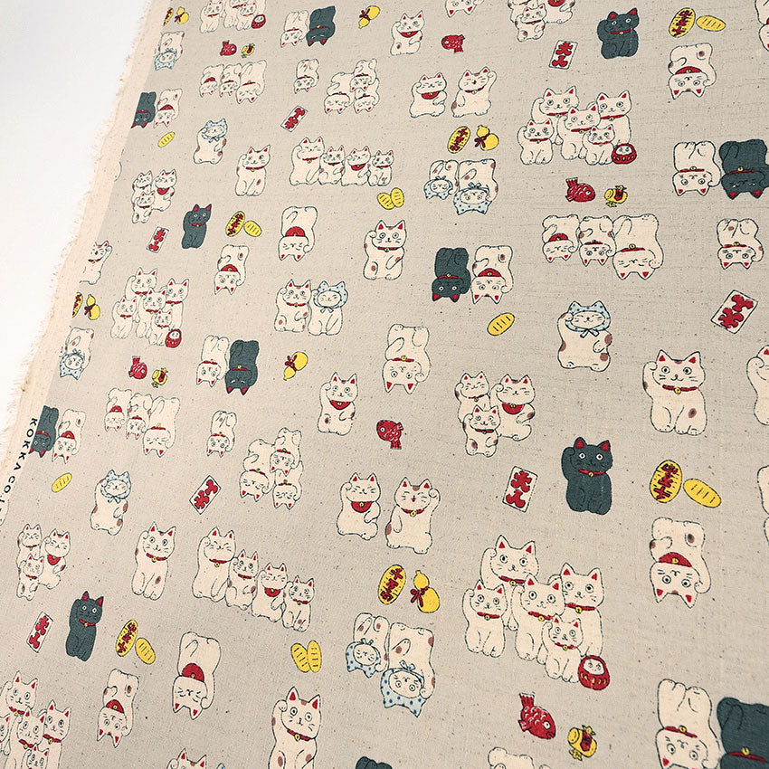 招き猫と和モチーフ柄｜綿100％ツムギ生地［約110×50cm／ドビー織］