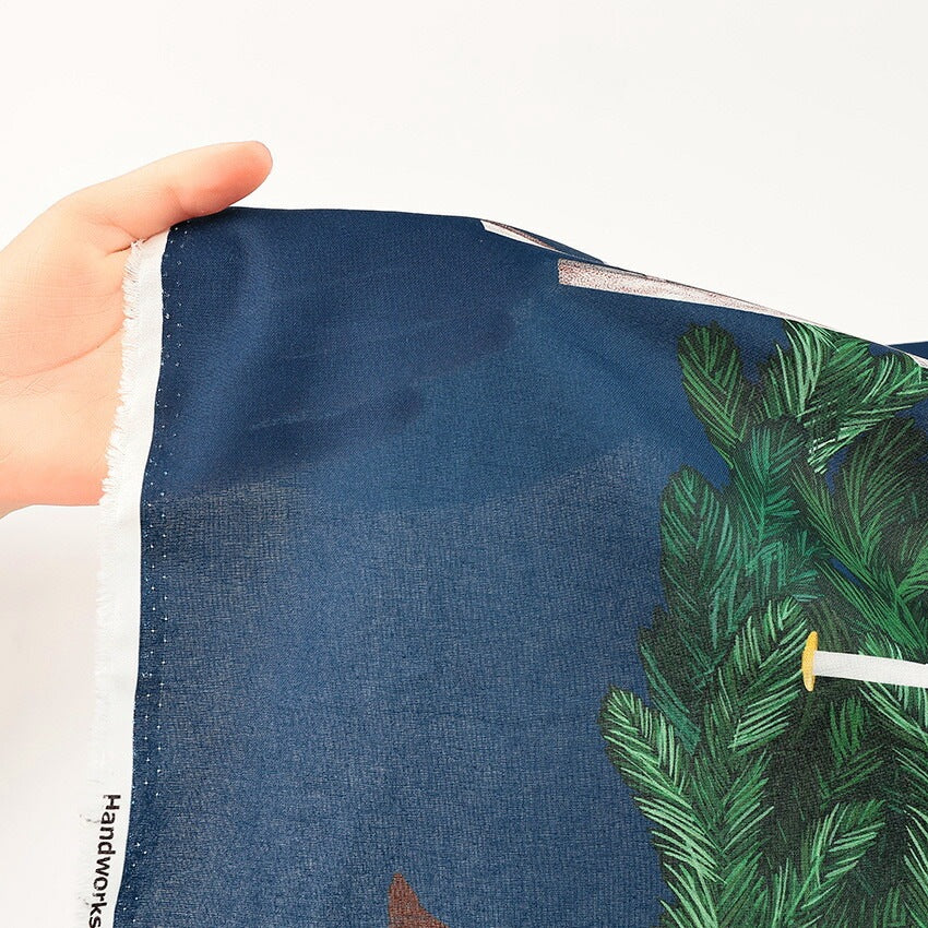 クリスマスツリーとサンタクロース タペストリーパネル カットクロス（オフホワイト／ネイビー）108×70cm