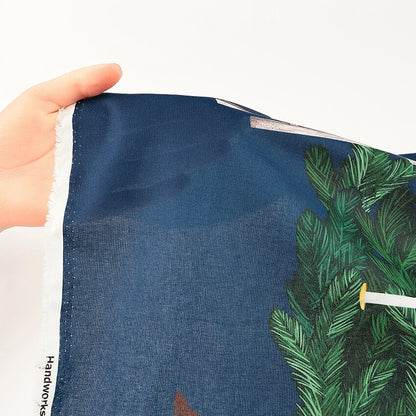 クリスマスツリーとサンタクロース タペストリーパネル カットクロス（オフホワイト／ネイビー）108×70cm